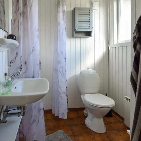 2 Bedroom Beautiful In Casa vacanze *