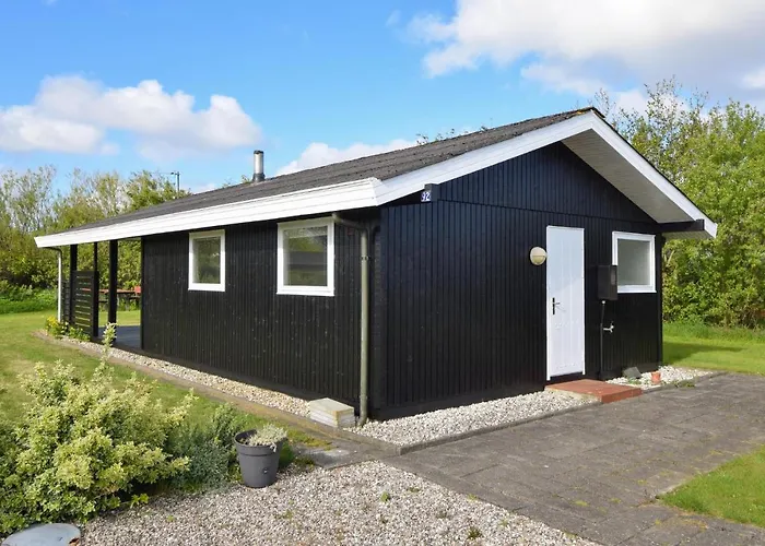 2 Bedroom Beautiful In Casa vacanze