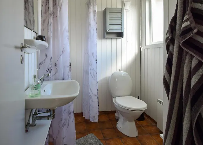 2 Bedroom Beautiful In Casa vacanze *